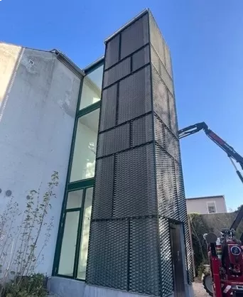 Streckmetall im Rahmen als Verkleidung eines Aufzugs – Projekt in Dänemark