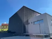 Fassadenverkleidung der Sporthalle Bordovice 