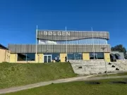 Fassadenelemente des Schwimmbadgebäudes