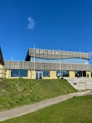Fassadenelemente des Schwimmbadgebäudes